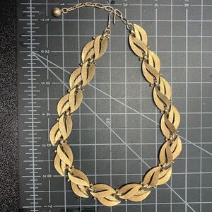 Trifari vintage Elegant Gold tone etched leaves Chain Necklace
